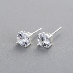 2 Ohrstecker (d=6mm) aus 925 Sterling Silber mit einem runden Zirkonia, 18k Weißgold vergoldet